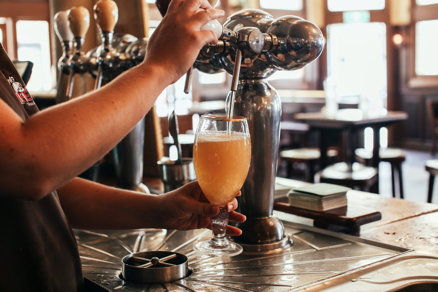 columna para cerveza cerveza servida desde una columna