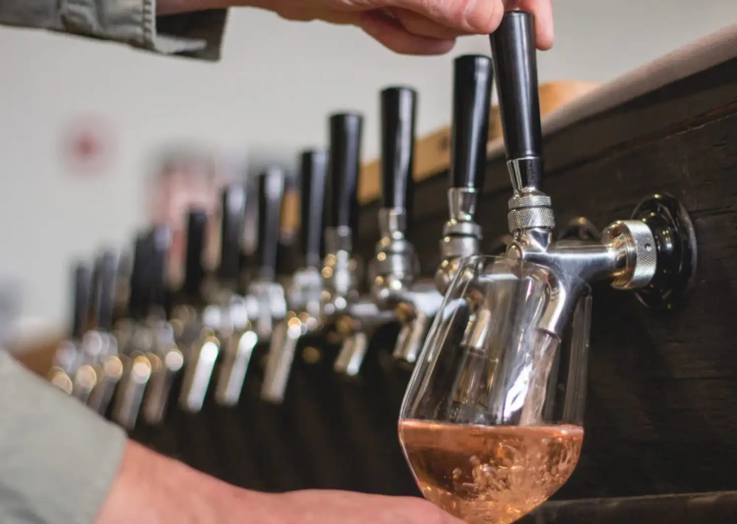 dispensadores para vino sidra o vermú sirviendo vino con un dispensador de bebidas
