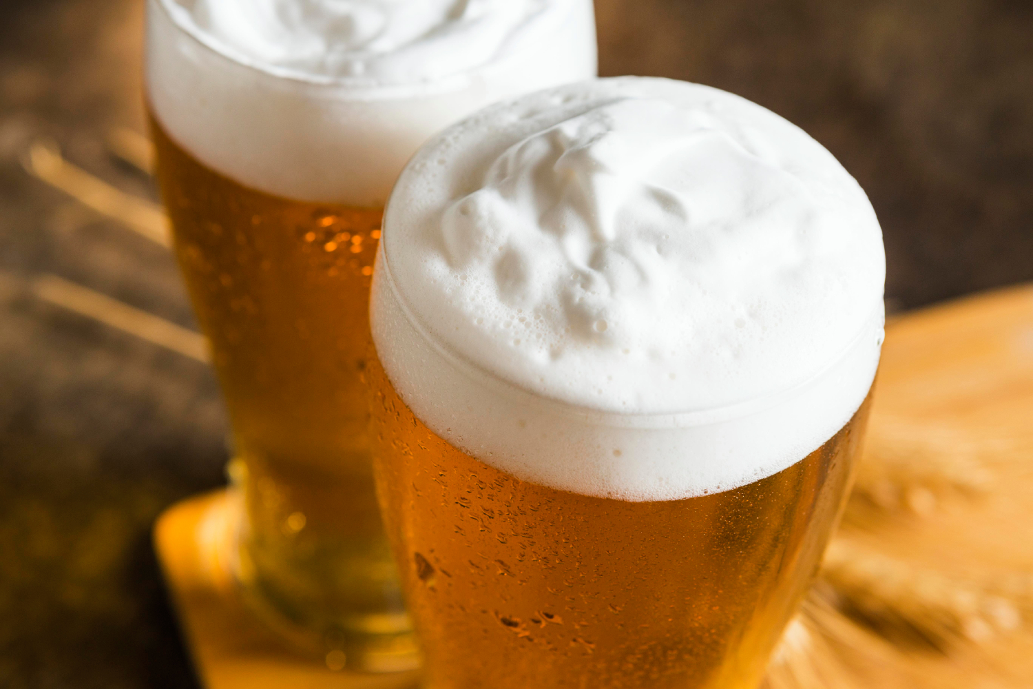 enfradores con banco de hielo cerveza fresca servida desde un enfriador con banco de hielo